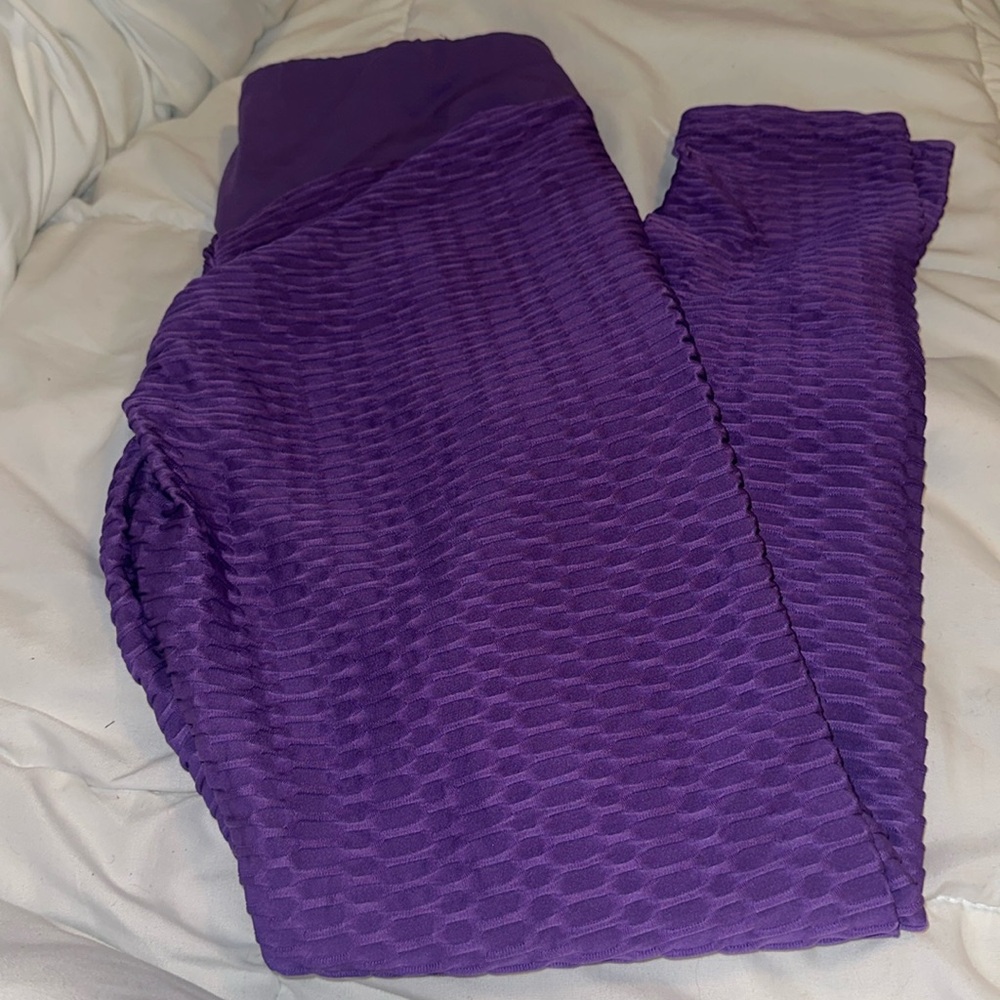 Purple scrunchy butt leggings